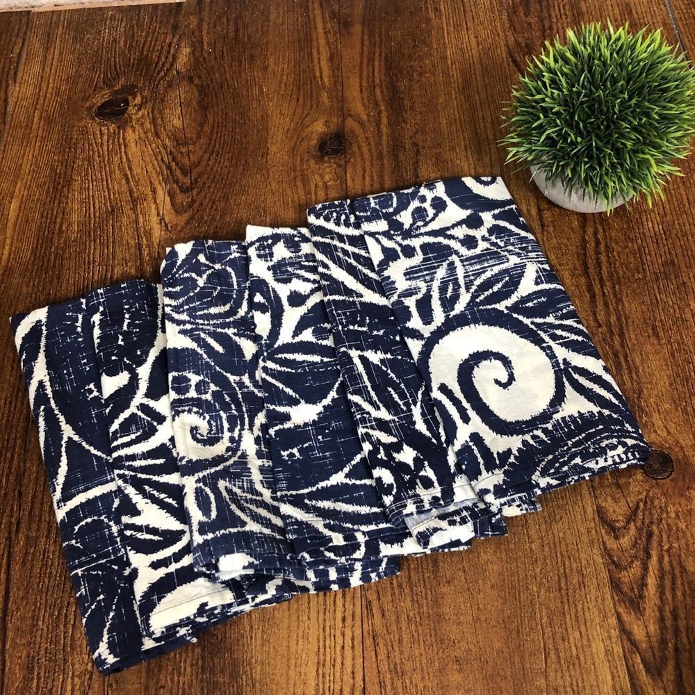 6 blue and white dinner napkins
